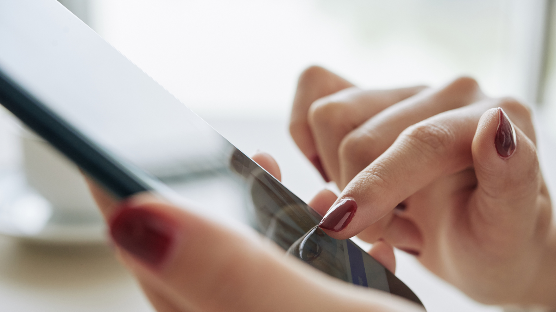 Es ist ein Bildausschnitt eines Smartphones zu sehen, dass von einer Hand bedient wird.